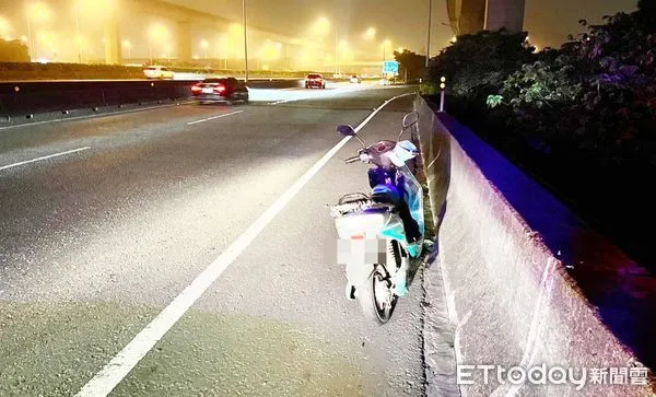 ▲高齡83歲謝姓老翁昨天晚間騎乘電動自行車誤闖國中壢交流道,國一大隊緊急攔獲平安送回平面道路。(圖/記者沈繼昌翻攝)