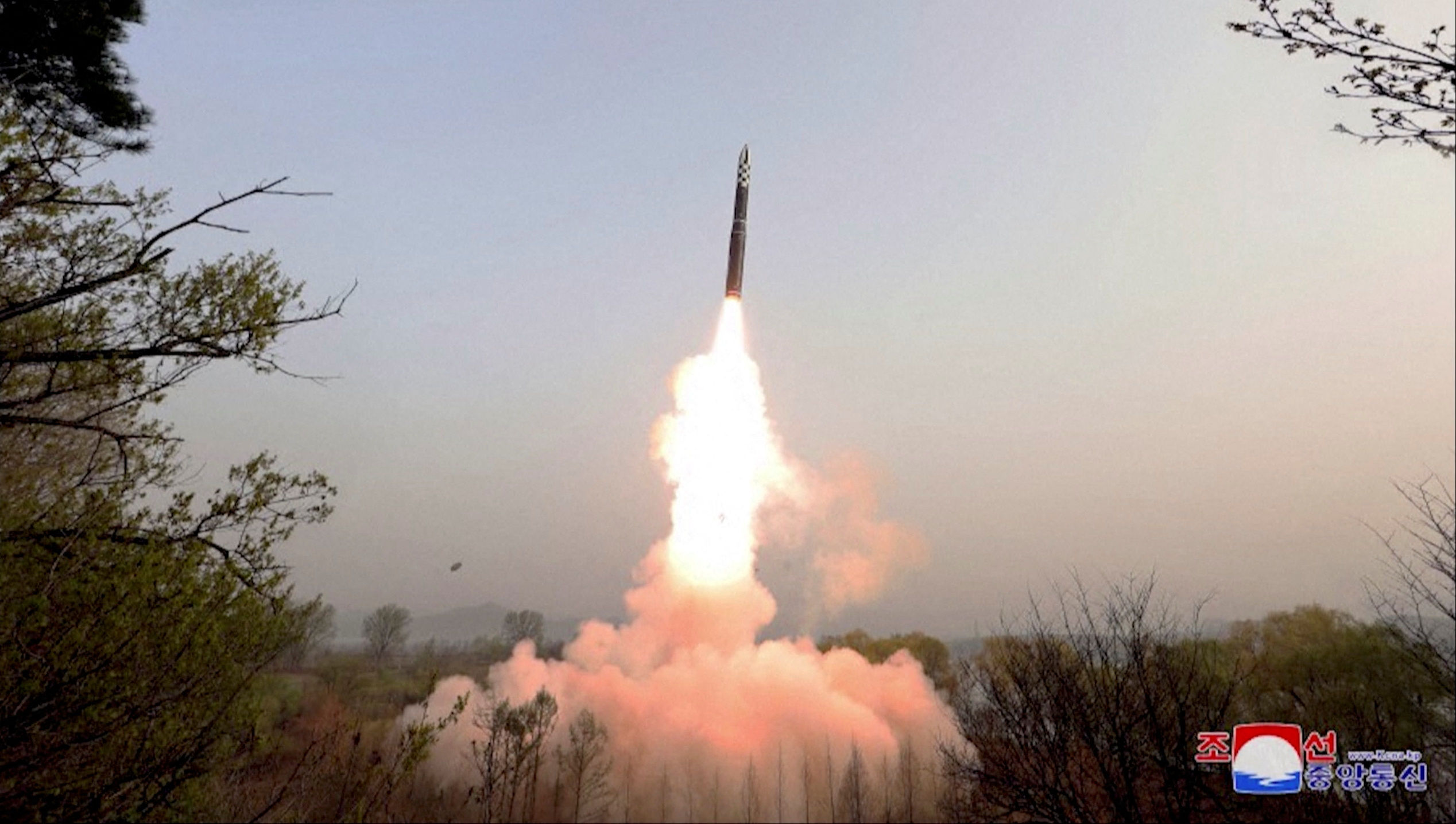 ▲北韓13日上午7時在平壤試射新款洲際彈道飛彈「火星-18型」。（圖／路透）