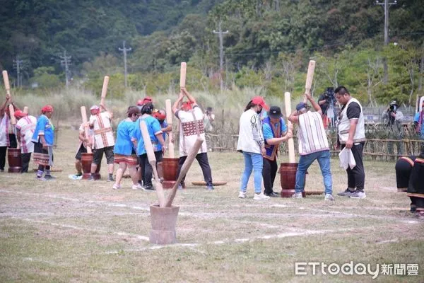 ▲▼祭儀中之包含搗米、鋸木、負重以及生火煮飯等部落傳統技能競賽。(圖/花蓮縣政府提供,下同)