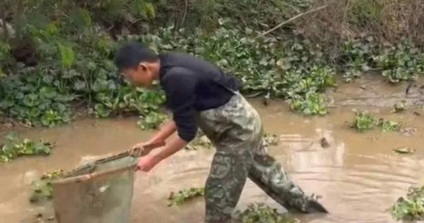 中國江西省贛州市一名男子,國中畢業就去賺錢,供2個姊姊上大學。(圖/翻攝自微博)