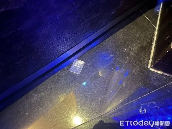 ▲警方臨檢查獲疑似毒品殘渣袋。(圖/桃園警分局提供)