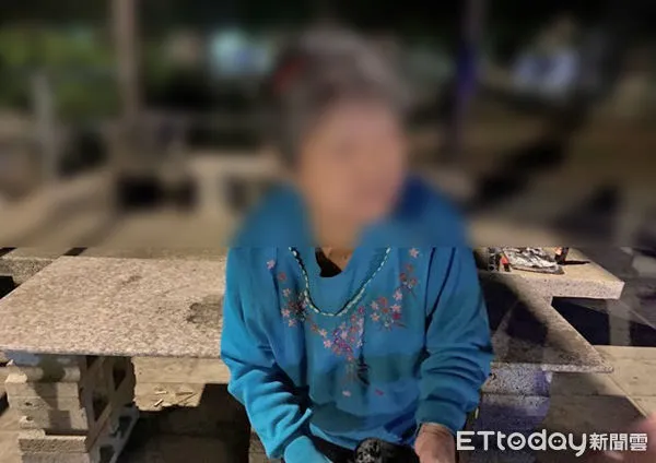 ▲民眾發現公車亭內有位老婦人獨坐,擔心其安危報警請求協助,警方接回老婦花了好長時間慢慢引導對談,照到家人。(圖/記者蔡佩旻翻攝)