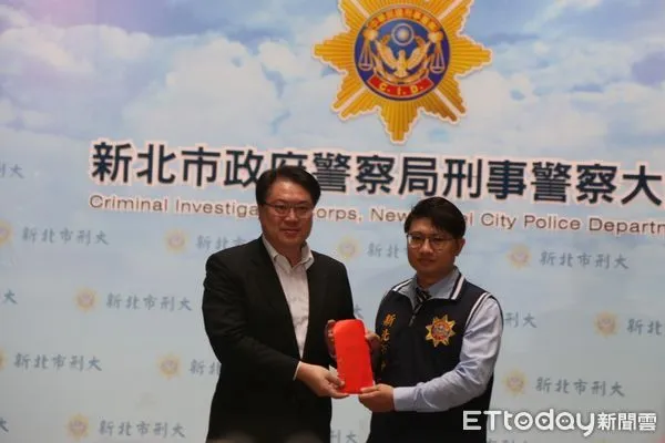 ▲▼內政部長林右昌到新北市刑大表揚瓦解詐團有功警察 。(圖/記者陳以昇翻攝)