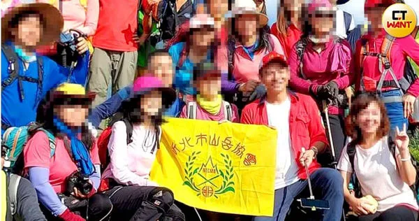李男(前排紅外套男)在登山界小有名氣,曾創下87天登台灣百岳的成績,卻傳出用針孔偷拍換妻同好影片,並違約外流給他人。(圖/翻攝畫面)