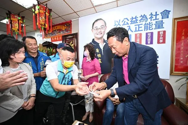 ▲▼郭台銘南下高雄綠營票倉 與國民黨老將黃柏霖見面。(圖/翻攝自臉書/郭台銘)