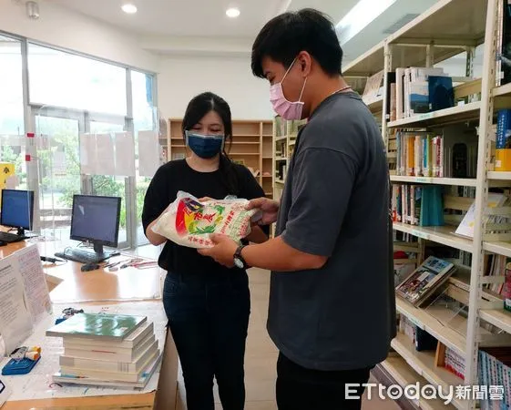 ▲屏東市復興圖書館發起募新書送白米活動 。(圖/記者陳崑福翻攝)