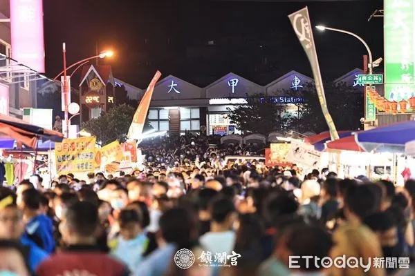 ▲大甲車站擠爆畫面曝,15萬人湧鎮瀾宮如不夜城。(圖/鎮瀾宮提供)