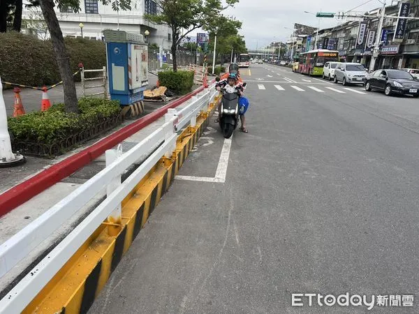 ▲▼北市新工處施工擠壓機車待轉區造成車禍,竟稱交通事故雖與本工程無關聯。(圖/陳炳甫議員辦公室提供)