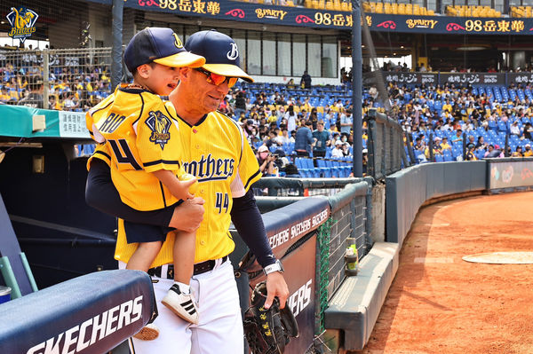 ▲佛斯特一家人 。(圖/兄弟提供)