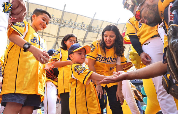 ▲佛斯特一家人 。(圖/兄弟提供)