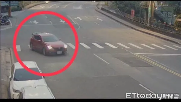 ▲▼新店汽車旅館雙屍,2女交疊死亡,可疑男駕車離去畫面曝光。(圖/記者陳以昇翻攝)