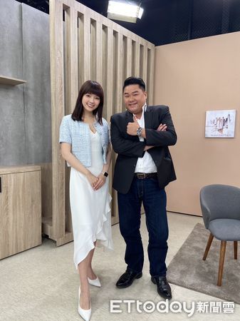 ▲▼ 顏色不分藍綠支持性專區顏色田慎節和主持人呂捷合照。(圖/豈有此呂)