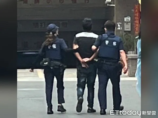 ▲鄧姓男子被壓制上銬,帶回派出所。(圖/記者吳世龍翻攝)