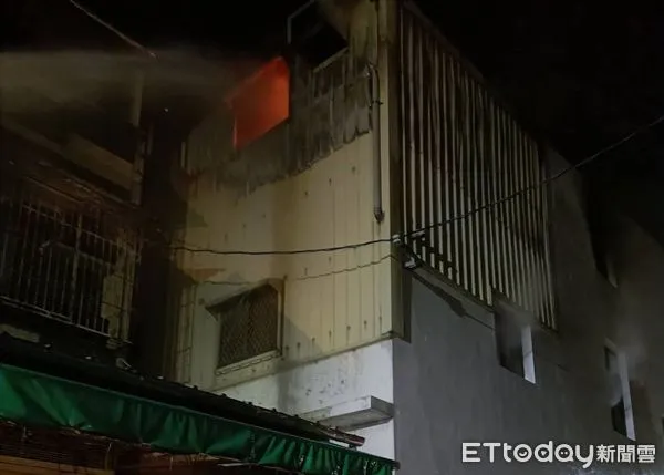 ▲台南市柳營區光福里24日晚上傳出民宅火警,消防人員接駁水帶射水搶救外,並同步派員疏散搜救6人,2人有受煙嗆到,救護車送柳營奇美醫院預防性送醫。(圖/民眾提供,下同)