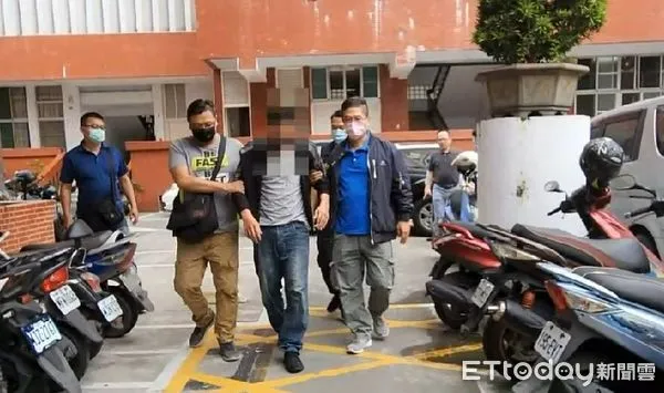 ▲吳姓犯嫌被逮捕上銬。(圖/記者許宥孺翻攝)