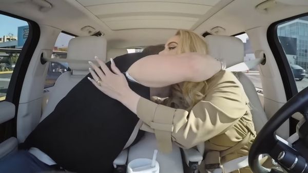 ▲愛黛兒載詹姆斯柯登前往錄製(圖/翻攝自Twitter/The Late Late Show with James Corden)