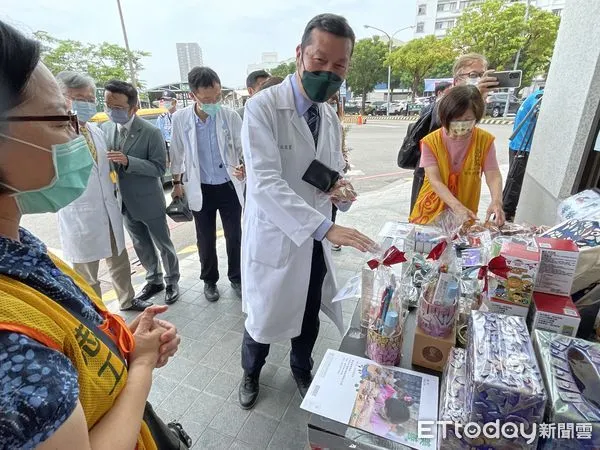 ▲奇美醫院與玉山銀行再次聯袂,在醫院第二醫療大樓西側走廊至白宮餐廳外側走廊舉辦「小農市集」。(圖/記者林悅翻攝,下同)