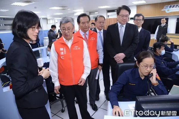 ▲行政院長陳建仁視察165反詐騙諮詢專線駐地,慰勉反詐騙第一線基層。(圖/記者張君豪翻攝)