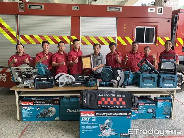 ▲台南市新化區義消顧問林金池,捐贈一批破壞器材及電動車滅火毯予消防局第四大隊新化分隊,有效提升消防人員的救災效能。(圖/記者林悅翻攝,下同)