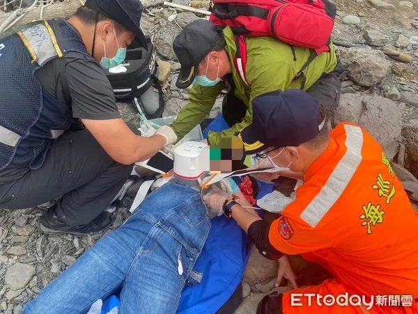 ▲消防人員阿朗壹古道救護 。(圖/記者陳崑福翻攝,下同)