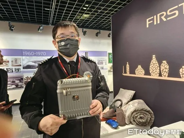 ▲張國瑋秀星宇航空頭等艙行李箱造型盥洗包。(圖/記者張佩芬攝)