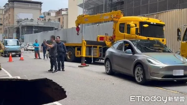 ▲▼新竹竹北天坑,特斯拉還能開。(圖/記者陳凱力翻攝)