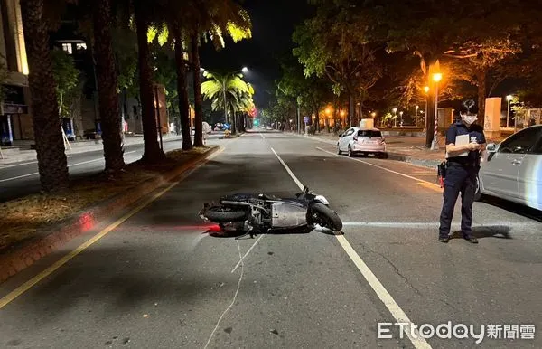 ▲楊姓高中生深夜自撞分隔島身亡 。(圖/記者吳奕靖翻攝)