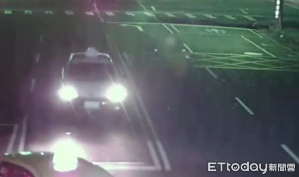 ▲▼ 新北醉男躺路中,小黃直接從身上開過 。(圖/記者戴上容翻攝)