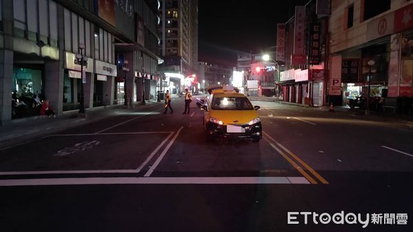 ▲▼ 新北醉男躺路中,小黃直接從身上開過 。(圖/記者戴上容翻攝)