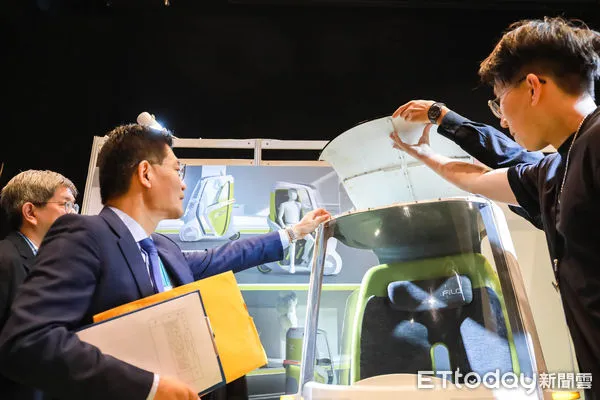 ▲國立成功大學工業設計學系112級畢業設計南展「黎明俱樂部」,28日上午10時,在台南美術館二館跨域展演廳熱烈揭幕,成大沈孟儒校長等人到場給予熱烈支持。(圖/記者林悅翻攝,下同)