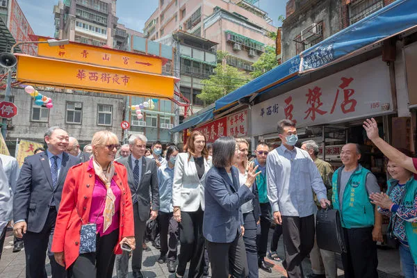 ▲▼總統蔡英文與法國參議院副議長暨友台小組主席李察(Alain Richard)訪團赴台北市萬華吃美食。(圖/總統府提供)