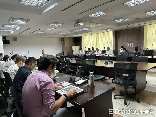 ▲台南市秘書長方進呈,邀集教育局、體育局、警察局、工務局及消防局召開會議,針對台南市學生住宿安全進行加強措施。(圖/記者林悅翻攝,下同)