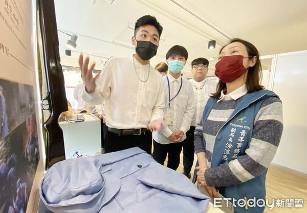 ▲健行科大數位多媒體設計系舉行畢業展,市府青年局副局長涂淳惠聽取畢業生解說作品。(圖/記者沈繼昌翻攝)