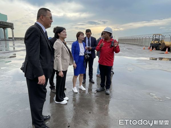 ▲新加坡REMEX處理廠人員為縣長張麗善等人導覽解說底渣處理流程。(圖/記者蔡佩旻翻攝)