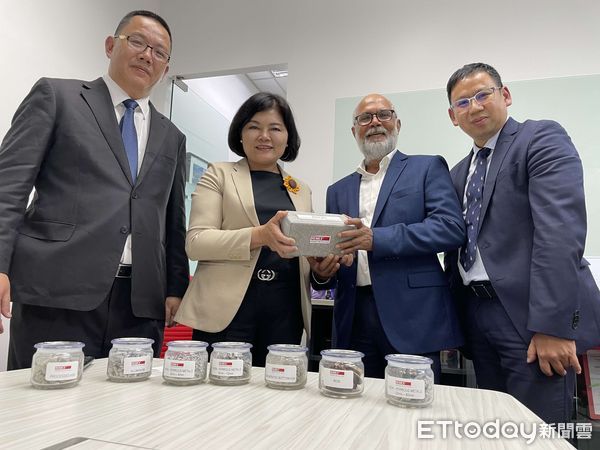 ▲新加坡REMEX處理廠人員為縣長張麗善等人導覽解說底渣處理流程。(圖/記者蔡佩旻翻攝)