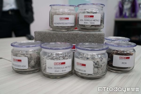 ▲新加坡REMEX處理廠人員為縣長張麗善等人導覽解說底渣處理流程。(圖/記者蔡佩旻翻攝)