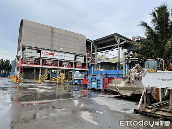 ▲新加坡REMEX處理廠人員為縣長張麗善等人導覽解說底渣處理流程。(圖/記者蔡佩旻翻攝)