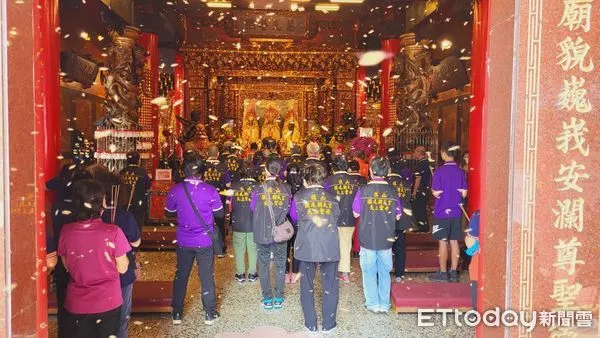 ▲▼ 高雄新興區鼓壽宮媽祖廟出現蜜蜂聚集的奇景。(圖/記者吳世龍攝)