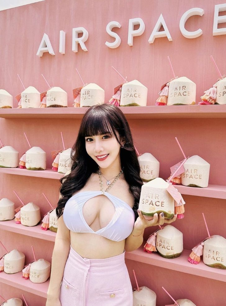 ▲▼新一代啦啦隊女神牛奶巨胸比手上椰奶大。(圖/翻攝自IG/milk821125)