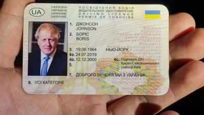 酒駕被攔！犯嫌出示「偽烏克蘭駕照」　警方傻眼：大頭照是強森