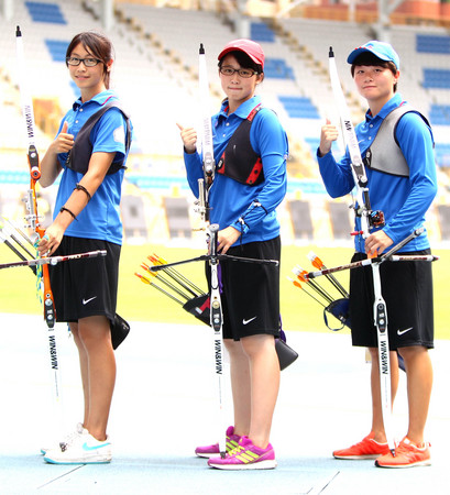 亞洲射箭大獎賽，中華女子反曲弓B隊取得銅牌戰資格，左起是熊梅茜、彭家楙與李伊婷。(圖／中華射箭協會提供)