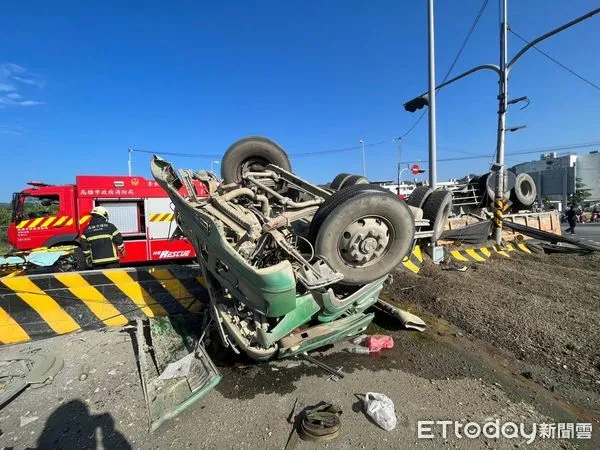 ▲▼高雄嶺口交流道口、平面道路砂石車翻覆。(圖/記者吳世龍翻攝)