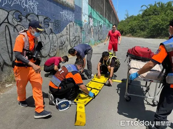 ▲1名男休學高職生,從台南市安平四草大橋墜橋,消防人員緊急處置後,以長背板搬運上救護車送醫就治。(圖/民眾提供,下同)