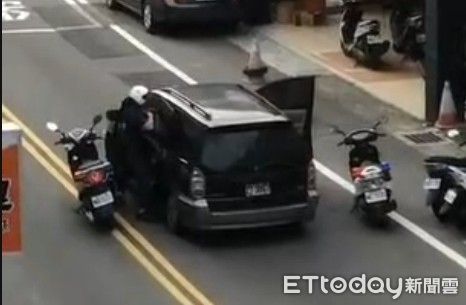 ▲根本《功夫》豬籠城寨! 路人飛撲、鷹爪、鬼腳七幫抓犯。(圖/翻攝網路)