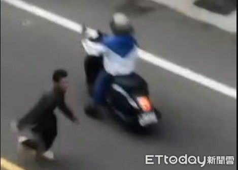 ▲根本《功夫》豬籠城寨! 路人飛撲、鷹爪、鬼腳七幫抓犯。(圖/翻攝網路)