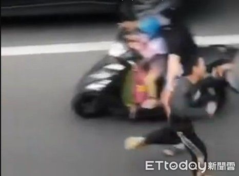 ▲根本《功夫》豬籠城寨! 路人飛撲、鷹爪、鬼腳七幫抓犯。(圖/翻攝網路)