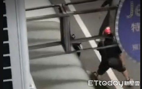 ▲根本《功夫》豬籠城寨! 路人飛撲、鷹爪、鬼腳七幫抓犯。(圖/翻攝網路)