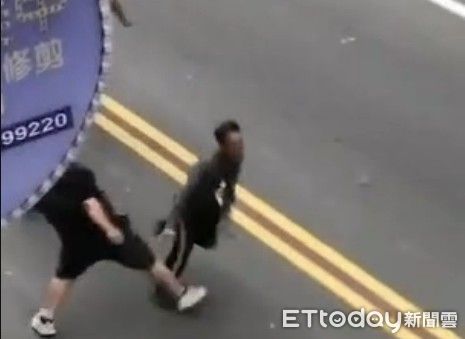 ▲根本《功夫》豬籠城寨! 路人飛撲、鷹爪、鬼腳七幫抓犯。(圖/翻攝網路)