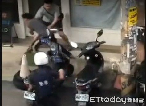 ▲根本《功夫》豬籠城寨! 路人飛撲、鷹爪、鬼腳七幫抓犯。(圖/翻攝網路)