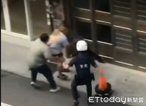 ▲根本《功夫》豬籠城寨! 路人飛撲、鷹爪、鬼腳七幫抓犯。(圖/翻攝網路)